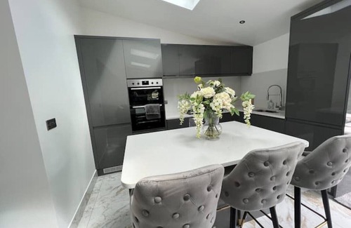 Oldbury House | Luxury Birmingham 4 bedroom family home with hot tub, games room and parking