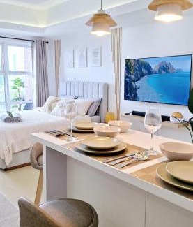 Pinagsama Apartment | Luxury Bohemian Suite Venice Canal Mall & BGC Views