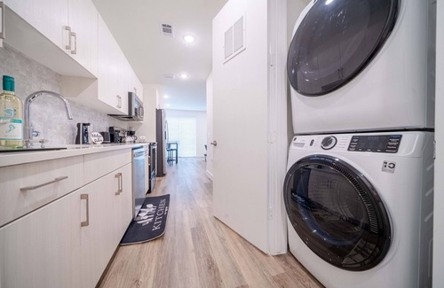 Dallas Apartment | Luxury Brand New 1BR near Dallas Love Field, Free Parking, Wifi and Workspace.