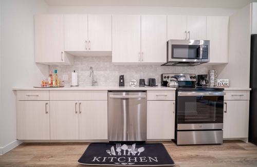 Dallas Apartment | Luxury Brand New 1BR near Dallas Love Field, Free Parking, Wifi and Workspace.