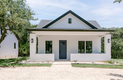 New Braunfels House | Luxury Bungalow near Gruene Hall, Whitewater Amphitheater & The Chandelier.