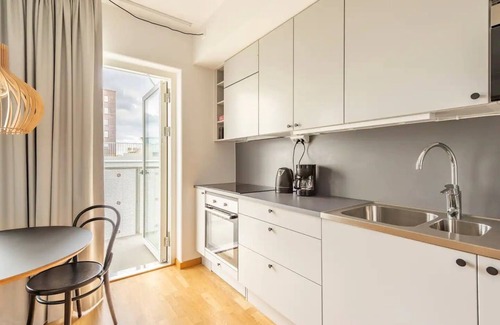 Hallonbergen Apartment | Luxury Business Studio Apartment - Garden View