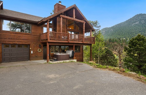 Estes Park Cabin | Luxury Cabin 4bdr Mtn and River Views. Private Hot tub, 2 blocks to downtown