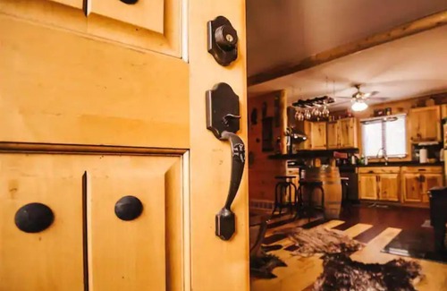 Arkdale Cabin | Luxury Cabin by Castle Rock Lake/Wisconsin Dells!