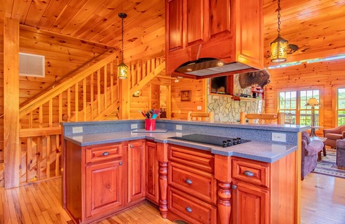 Cherokee Cabin | Luxury Cabin, Casino, Ski, Snow Tube, Golf, Hike, Fish, Hot Tub, Fire Pit, Train