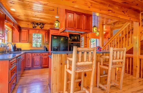 Cherokee Cabin | Luxury Cabin, Casino, Ski, Snow Tube, Golf, Hike, Fish, Hot Tub, Fire Pit, Train