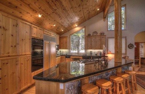 Truckee House | Luxury cabin close to Donner Lake and Tahoe's large ski resorts. Book now!