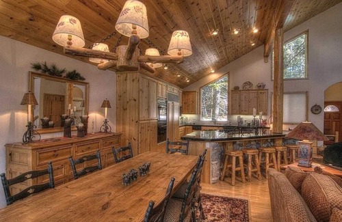 Truckee House | Luxury cabin close to Donner Lake and Tahoe's large ski resorts. Book now!