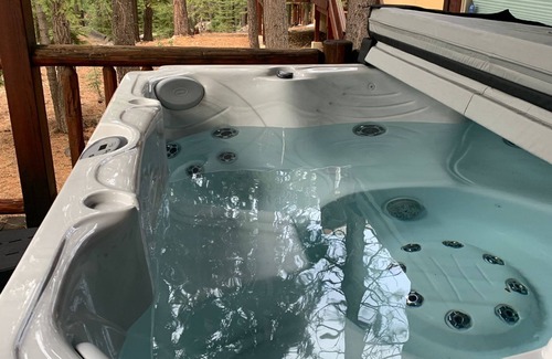 Truckee House | Luxury cabin close to Donner Lake and Tahoe's large ski resorts. Book now!