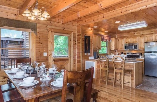 Gatlinburg - Pigeon Forge Cabin | Luxury Cabin Great Mt.Leconte View 1.5 miles from Pkwy Hot Tub/Pool Table/Arcade