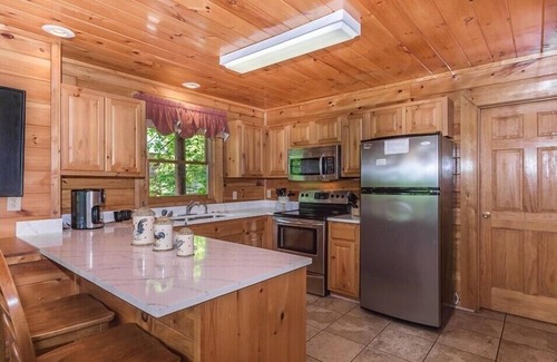 Gatlinburg - Pigeon Forge Cabin | Luxury Cabin Great Mt.Leconte View 1.5 miles from Pkwy Hot Tub/Pool Table/Arcade