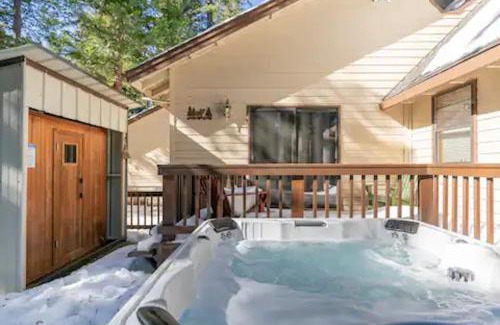 Arnold House | Luxury Cabin: Hot Tub, Sauna, Pool and Sleeps 10