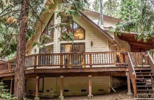 Arnold House | Luxury Cabin: Hot Tub, Sauna, Pool and Sleeps 10