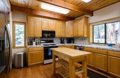 Arnold House | Luxury Cabin: Hot Tub, Sauna, Pool and Sleeps 10
