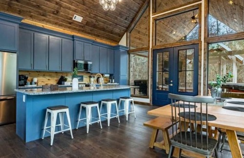 Broken Bow House | Luxury Cabin! Hot tub, Pet Friendly, Foosball!