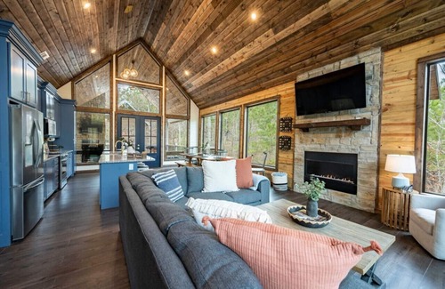 Broken Bow House | Luxury Cabin! Hot tub, Pet Friendly, Foosball!