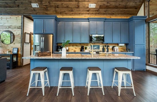 Broken Bow House | Luxury Cabin! Hot tub, Pet Friendly, Foosball!