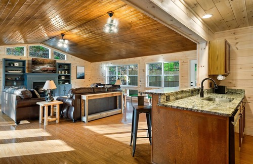 Gatlinburg Cabin | Luxury Cabin : Huge Game Room/Mini Golf/Fire Pit