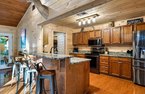 Gatlinburg Cabin | Luxury Cabin : Huge Game Room/Mini Golf/Fire Pit