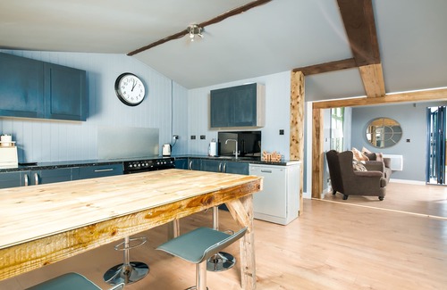 Upton Cheyney House | Luxury cabin in great location, hot tub, sleeps 18
