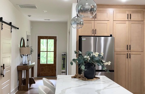 Westminster Cottage | Luxury Cabin Near Lake Hartwell –Pet-friendly, FirePlace/3 bedroom & playground