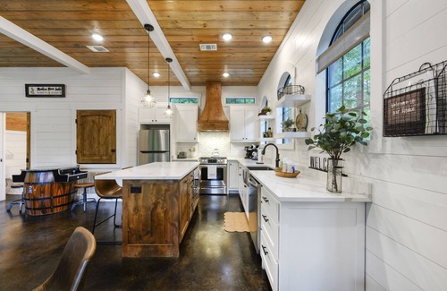 Broken Bow Cabin | Luxury Cabin on a Fishing Pond in the heart of Hochatown.