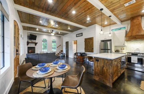 Broken Bow Cabin | Luxury Cabin on a Fishing Pond in the heart of Hochatown.