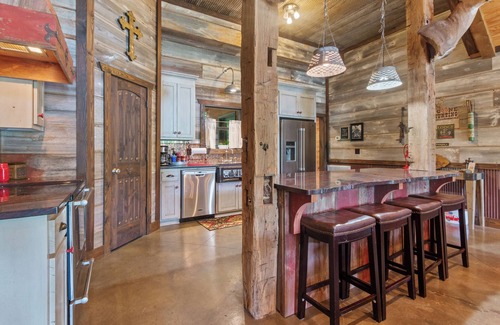 Clinton Cabin | Luxury Cabin on private estate only minutes from Tuscaloosa!