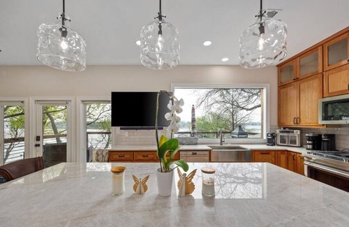 Fort Worth House | Luxury Cabin on the Lake!