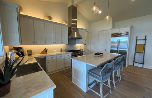 Athens House | Luxury Cabin, Secluded Ranch Retreat | Stocked Lakes, Firepits & Walking Trails