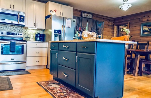Bryson City Cabin | LUXURY CABIN, SPECTACULAR VIEW, HOT TUB, FIREPIT, PRIVACY, FIREPLACE, JACUZZI n