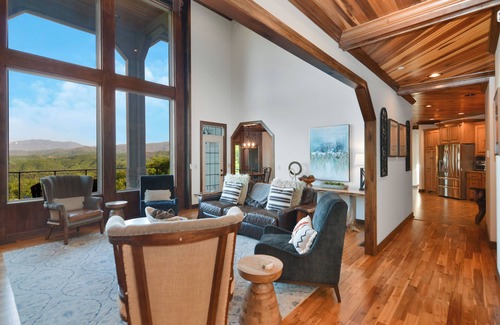 Gatlinburg - Pigeon Forge Cabin | Luxury Cabin w/2 Pools, Golf Simulator, Hot Tub, Fire Pit & More!