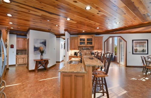 Gatlinburg - Pigeon Forge Cabin | Luxury Cabin w/2 Pools, Golf Simulator, Hot Tub, Fire Pit & More!