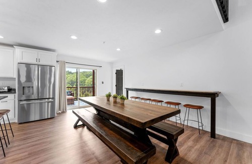 Reeds Spring House | Luxury Cabin w/hot tub, pet frdnly, cmty pool