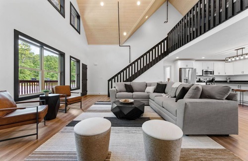 Reeds Spring House | Luxury Cabin w/hot tub, pet frdnly, cmty pool