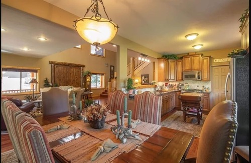Moonridge Cabin | Luxury Cabin-Walk to Bear Mountain Resort, Trails & Golf