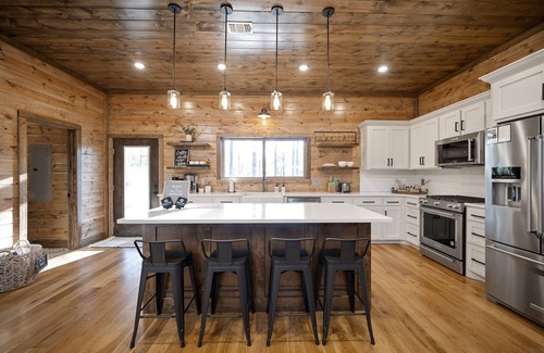 Hochatown Cabin | Luxury Cabin with Hot Tub, Pool Table & Arcade!