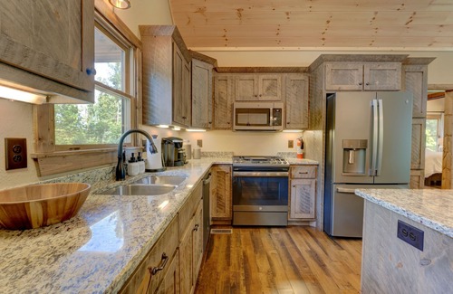 Ellijay Cabin | Luxury Cabin with Hot Tub in Gated Community