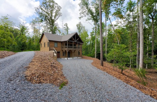 Ellijay Cabin | Luxury Cabin with Hot Tub in Gated Community