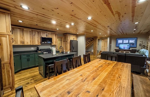 Oakland Cabin | Luxury Cabin with Hot Tub! You'll Love This New Construction!