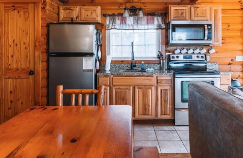 Millersburg Cabin | Luxury Cabin with Hot Tub, Kitchen, Living Room, Fireplace - Sleeps up to 4