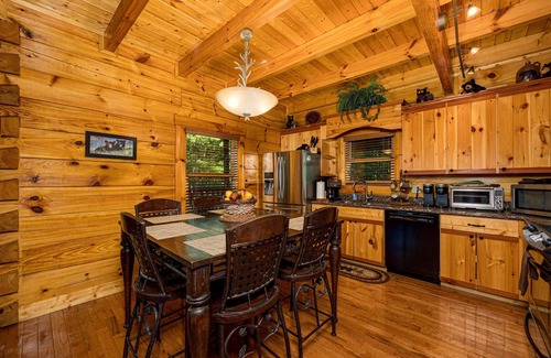 Gatlinburg - Pigeon Forge Cabin | Luxury cabin with private outdoor hot tub and access to resort pool