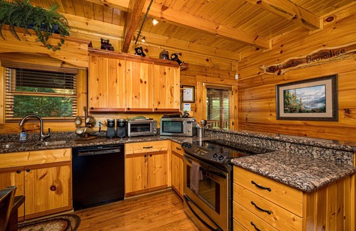 Gatlinburg - Pigeon Forge Cabin | Luxury cabin with private outdoor hot tub and access to resort pool