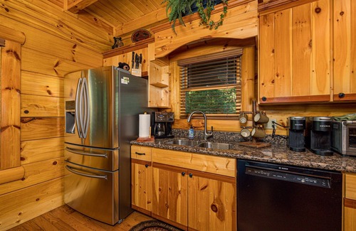 Gatlinburg - Pigeon Forge Cabin | Luxury cabin with private outdoor hot tub and access to resort pool