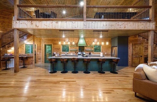 Broken Bow Cabin | Luxury Cabin with Rustic Charm and Modern Amenities in Broken Bow, Oklahoma.