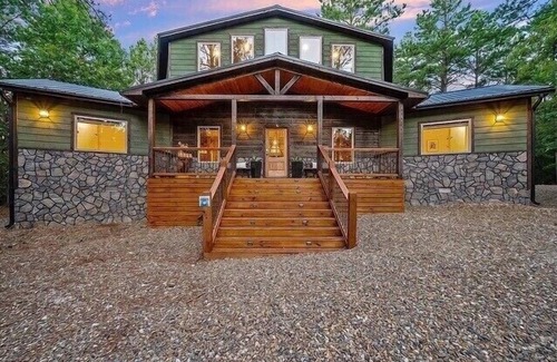 Broken Bow Cabin | Luxury Cabin with Rustic Charm and Modern Amenities in Broken Bow, Oklahoma.