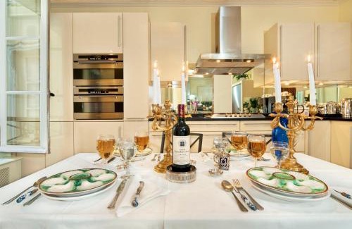8th Arrondissement Apartment | Luxury, Calm and Elegance in the heart of Champs-Elysées with a bottle of Champagne upon your arrival !