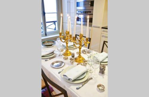 8th Arrondissement Apartment | Luxury, Calm and Elegance in the heart of Champs-Elysées with a bottle of Champagne upon your arrival !