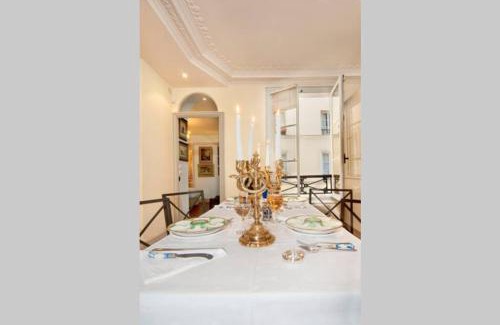 8th Arrondissement Apartment | Luxury, Calm and Elegance in the heart of Champs-Elysées with a bottle of Champagne upon your arrival !