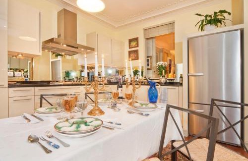 8th Arrondissement Apartment | Luxury, Calm and Elegance in the heart of Champs-Elysées with a bottle of Champagne upon your arrival !